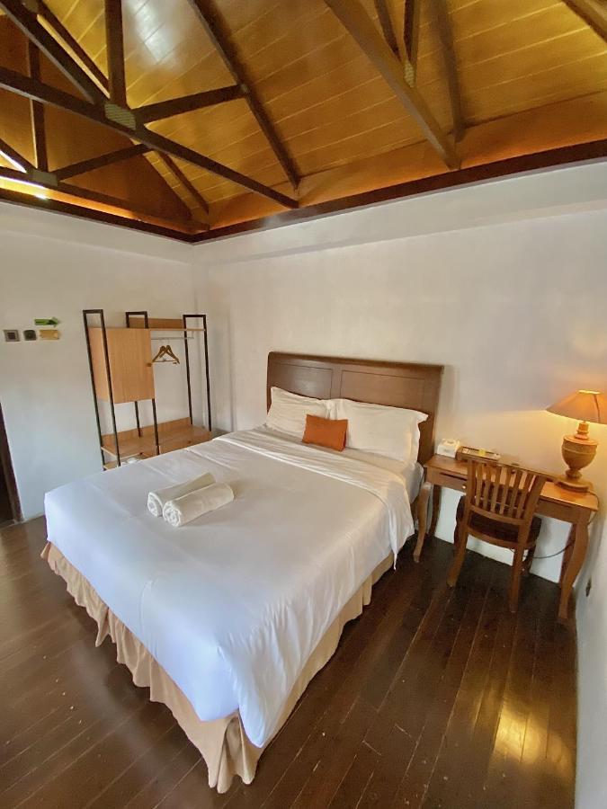 Chrome Hotel & Resort Solo Colomadu エクステリア 写真