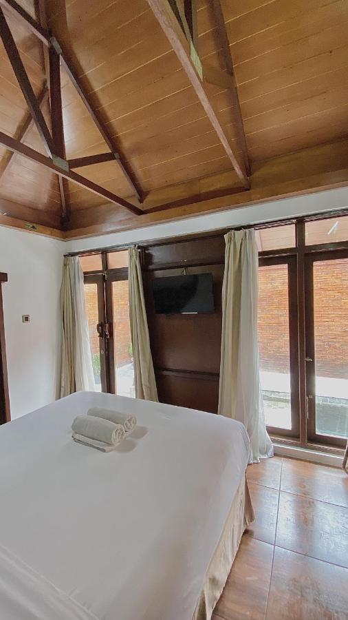 Chrome Hotel & Resort Solo Colomadu エクステリア 写真