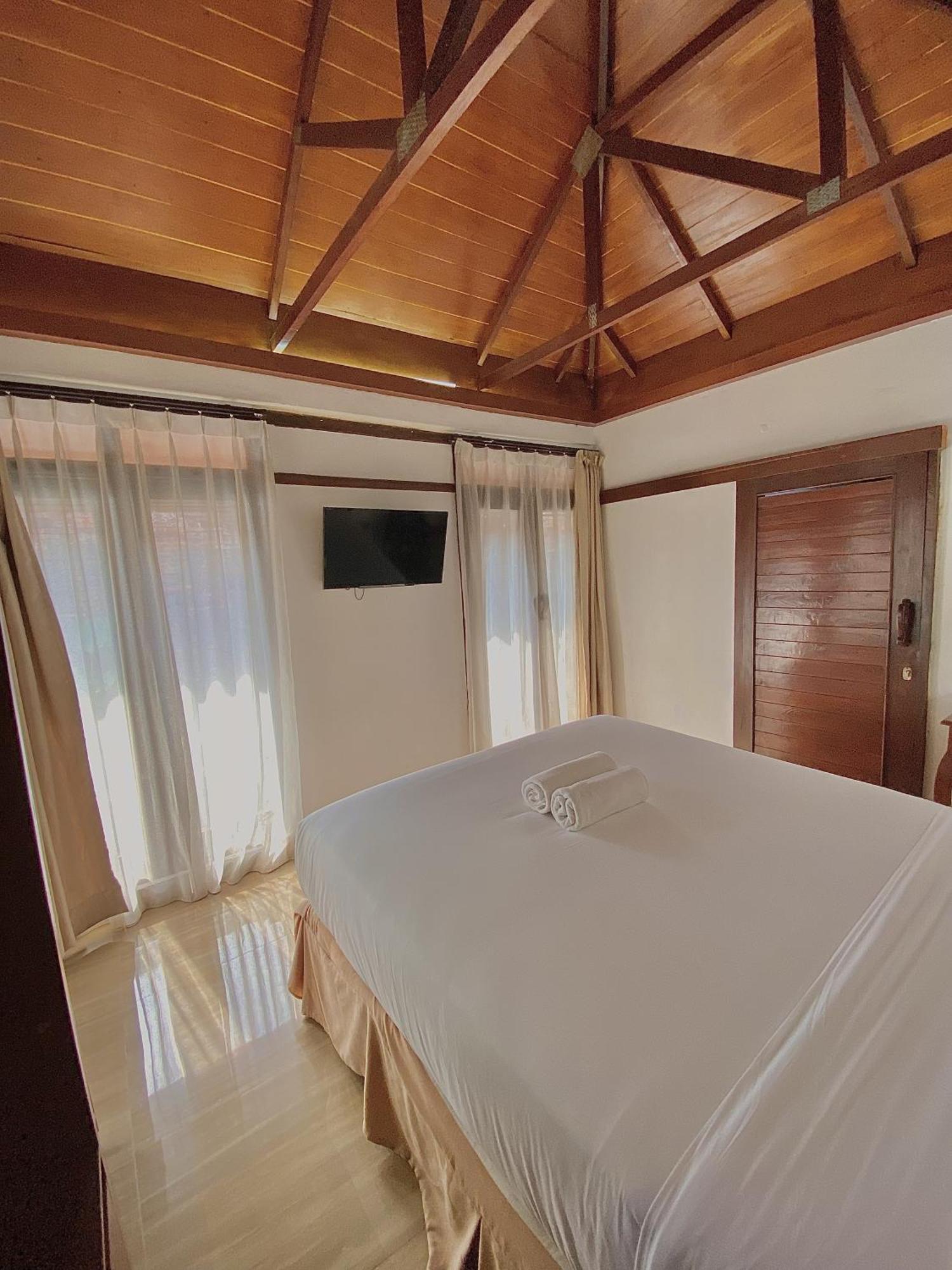 Chrome Hotel & Resort Solo Colomadu エクステリア 写真