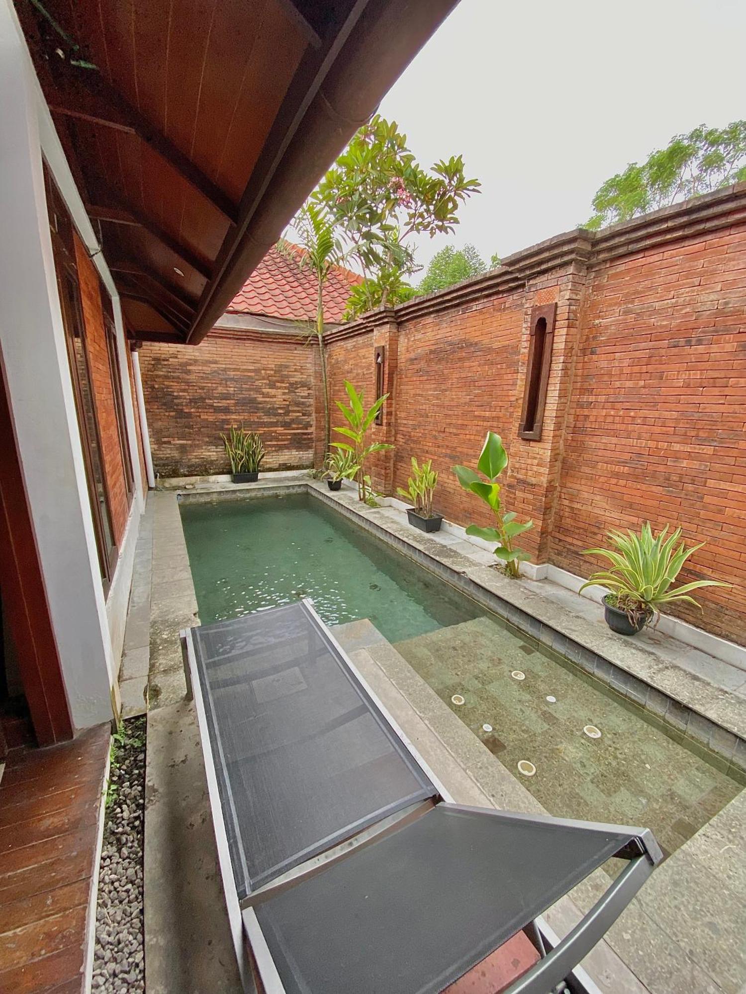Chrome Hotel & Resort Solo Colomadu エクステリア 写真