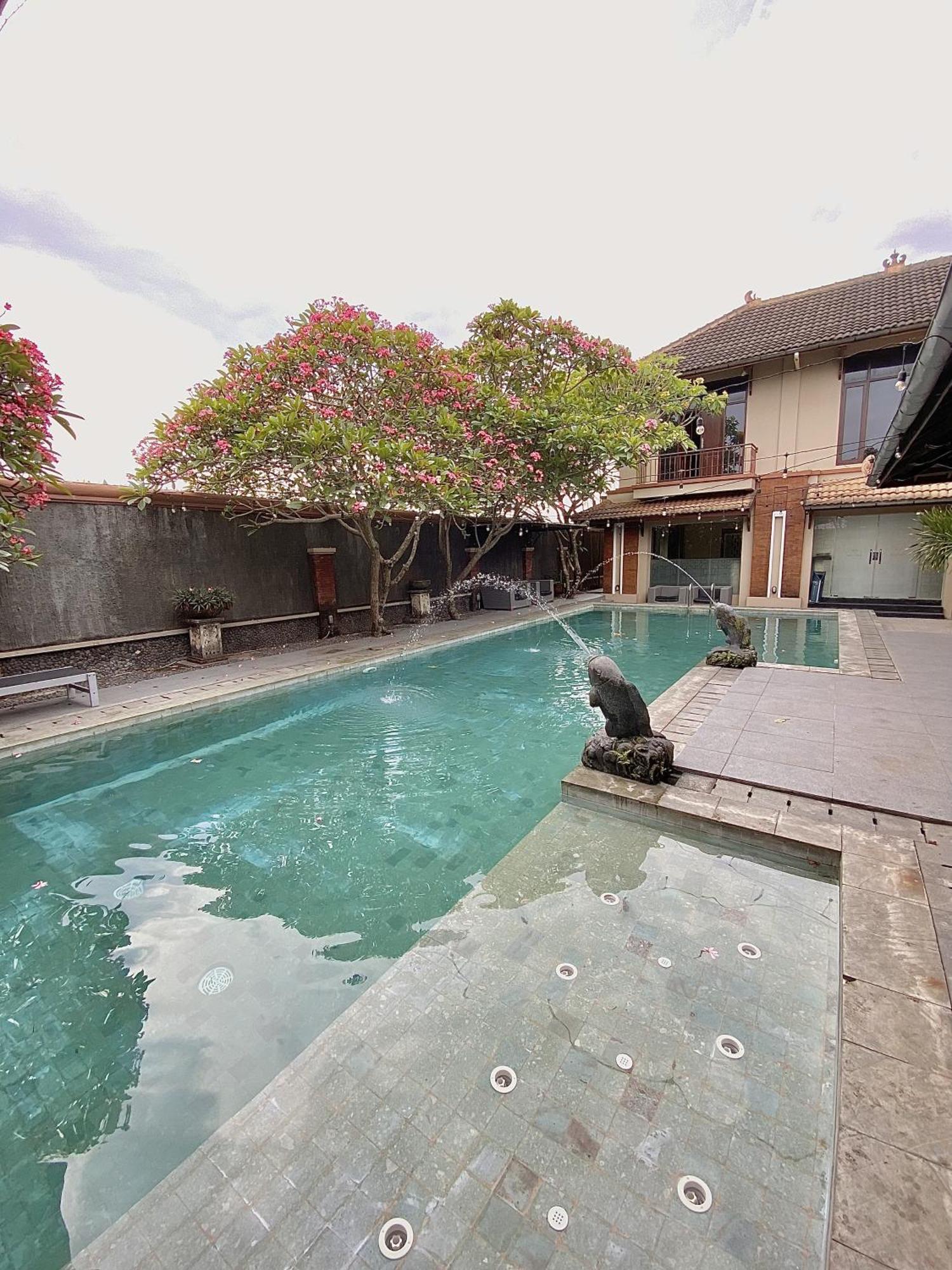 Chrome Hotel & Resort Solo Colomadu エクステリア 写真