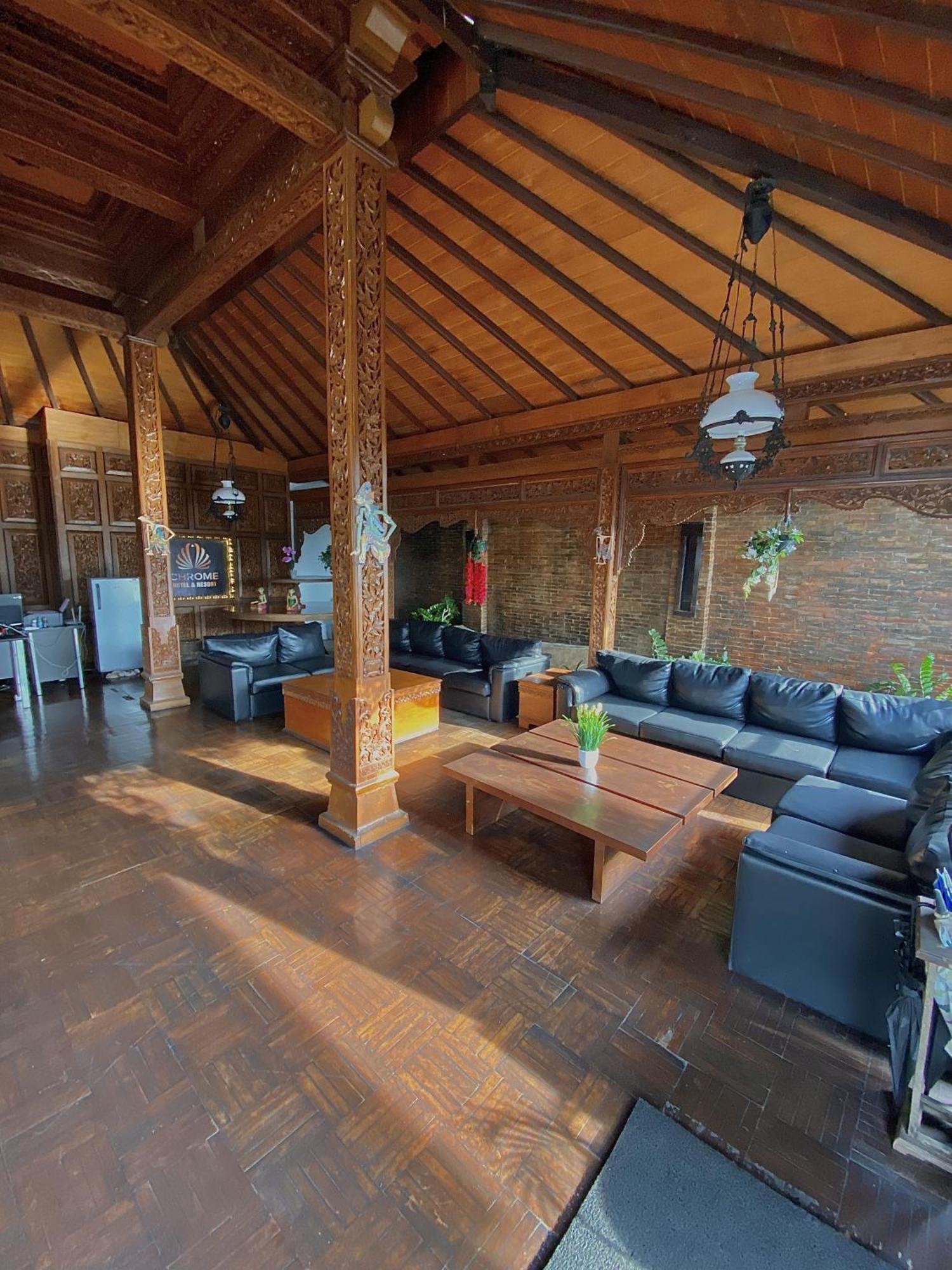 Chrome Hotel & Resort Solo Colomadu エクステリア 写真