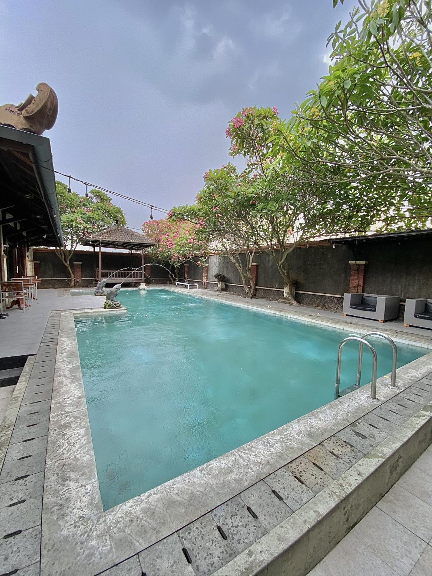 Chrome Hotel & Resort Solo Colomadu エクステリア 写真